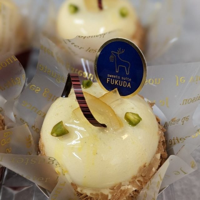 #生菓子#季節のお菓子#新商品
【レモンとミルクチョコのタルト】
さっくりパイタルトにミルクチョコクリームとレモンのムース、今の時期だけのさっぱりタルトです。