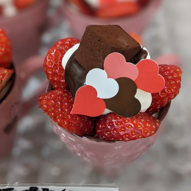 #生菓子#季節のお菓子#バレンタイン
【ショコラプリンのアラモード】
カカオ６１％のショコラを使用したチョコプリンにかざりがいっぱい！！プレゼントにいかがでしょうか？