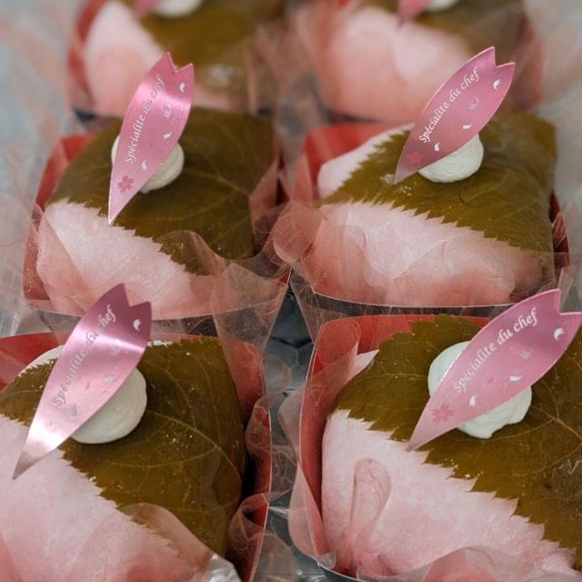 #生菓子#季節のお菓子#新商品
【サクラモチ】
桜のババロアとクレームブリュレ、ベリーソースをピンクの求肥で包みました。