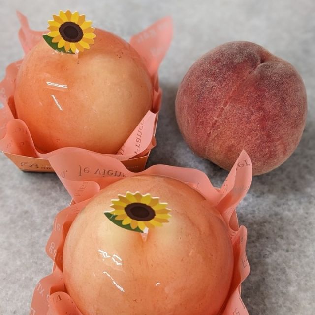 #生菓子#季節のお菓子#桃
【桃太郎】
種をくりぬいた桃を丸ごと１個使用し桃ゼリーでコーティングしました。土台は桃のクリームを巻き込んだロールケーキとカスタードです。
